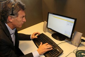 Baires, 17 de mayo de 2011: El jefe de Gobierno, Mauricio Macri, y el ministro de Salud de la Ciudad, Jorge Lemus, anunciaron hoy el sistema de programación de turnos en los hospitales porteños a través del número gratuito 147, lo cual eliminará las colas que realizaban los pacientes para solicitar atención médica. El anuncio tuvo lugar en el Call Center de la Comuna del barrio de San Telmo con la asistencia de la ministra de Desarrollo Social, María Eugenia Vidal. Foto: Sandra Hernández-gv/GCBA