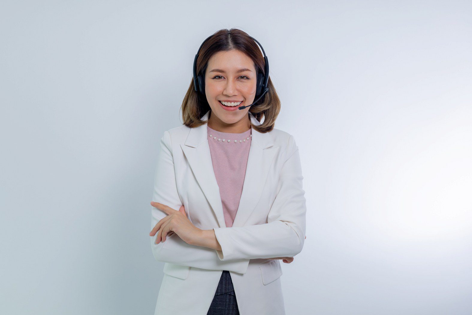 image of a compassionate virtual receptionist working with a medical office answering service