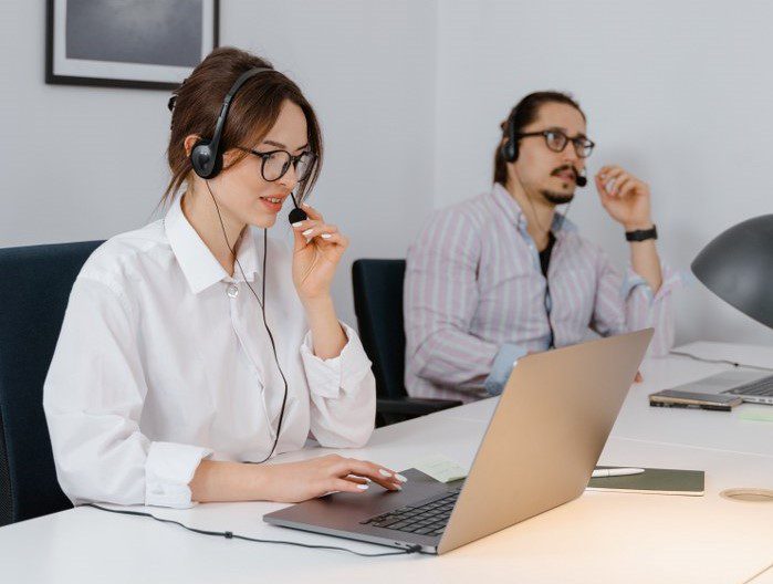 image of virtual receptionists demonstrating what to look for when hiring an answering service