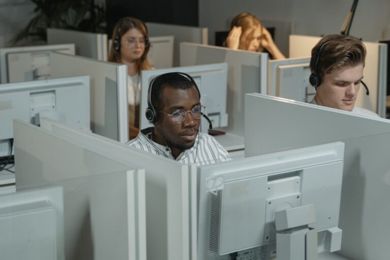 image of a us based call center providing better customer support